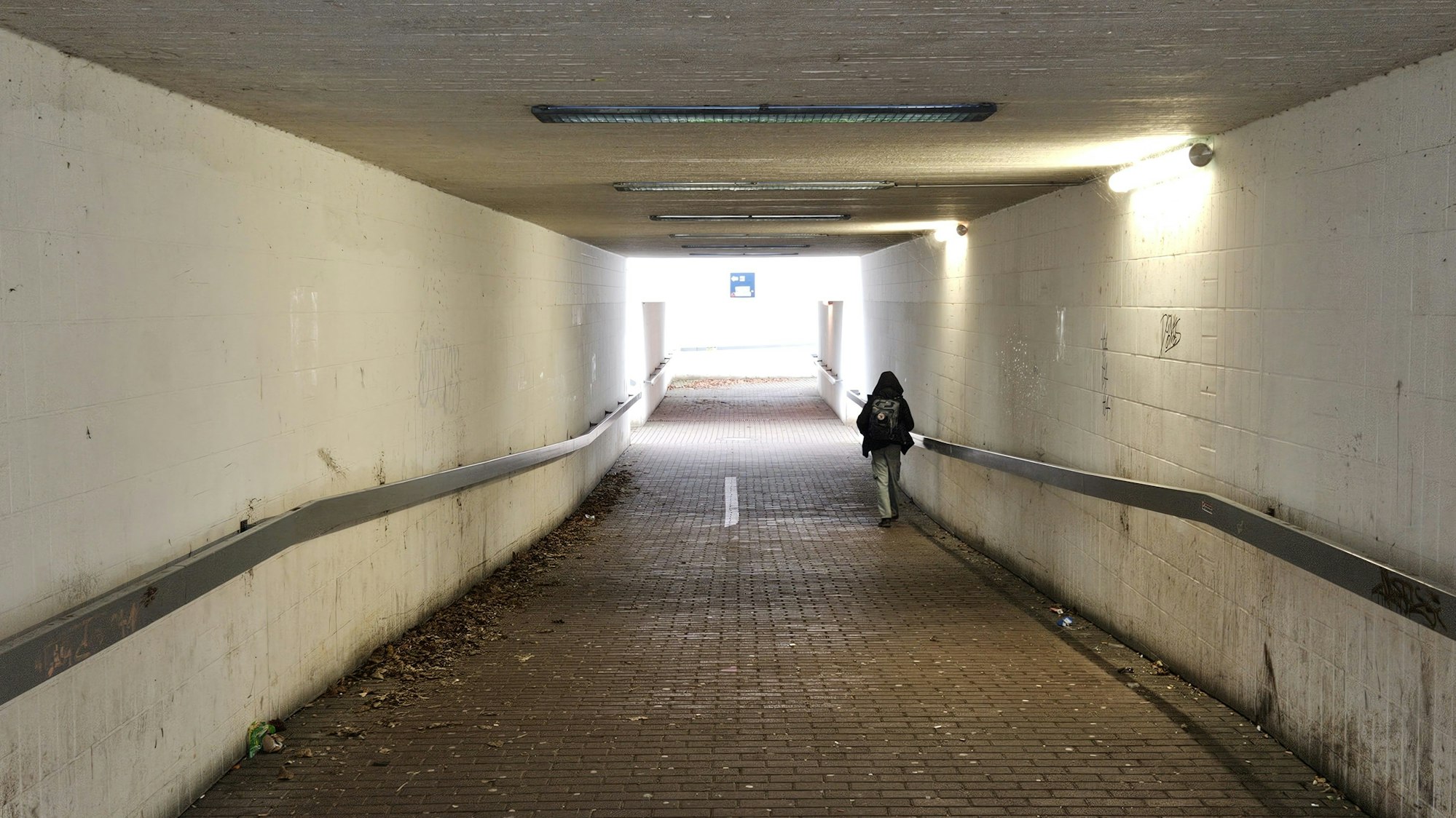 Blick in den Fußgängertunnel am Kaller Bahnhof, in dem ein Fußgänger unterwegs ist.