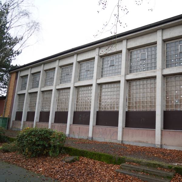 Auf dem Foto ist das Gebäude der Turnhalle der Johannes-Schule von außen zu sehen.
