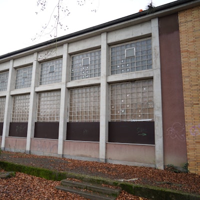 Auf dem Bild ist eine marode Turnhalle zu sehen.