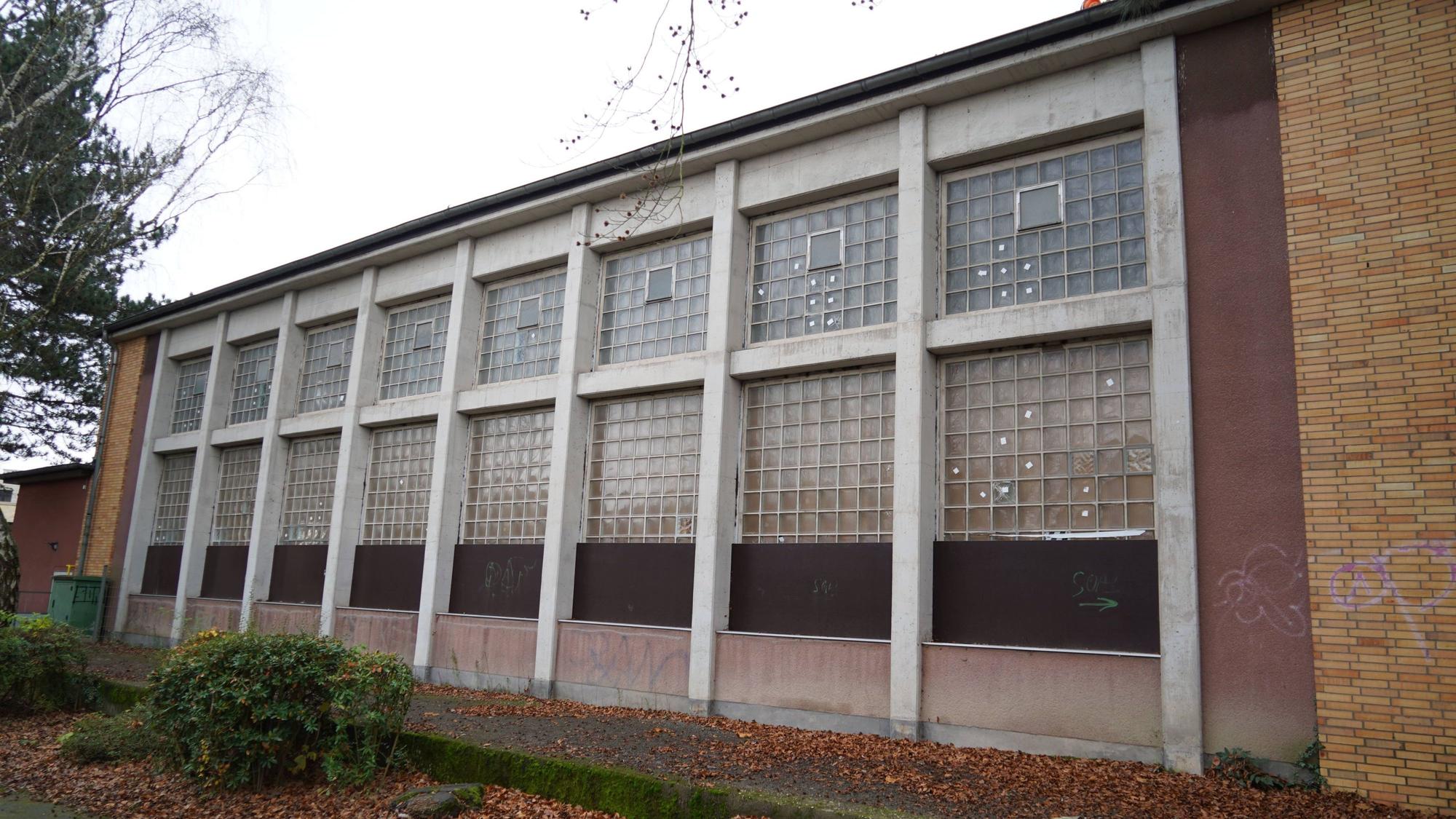 Auf dem Foto ist das Gebäude der Turnhalle der Johannes-Schule von außen zu sehen.