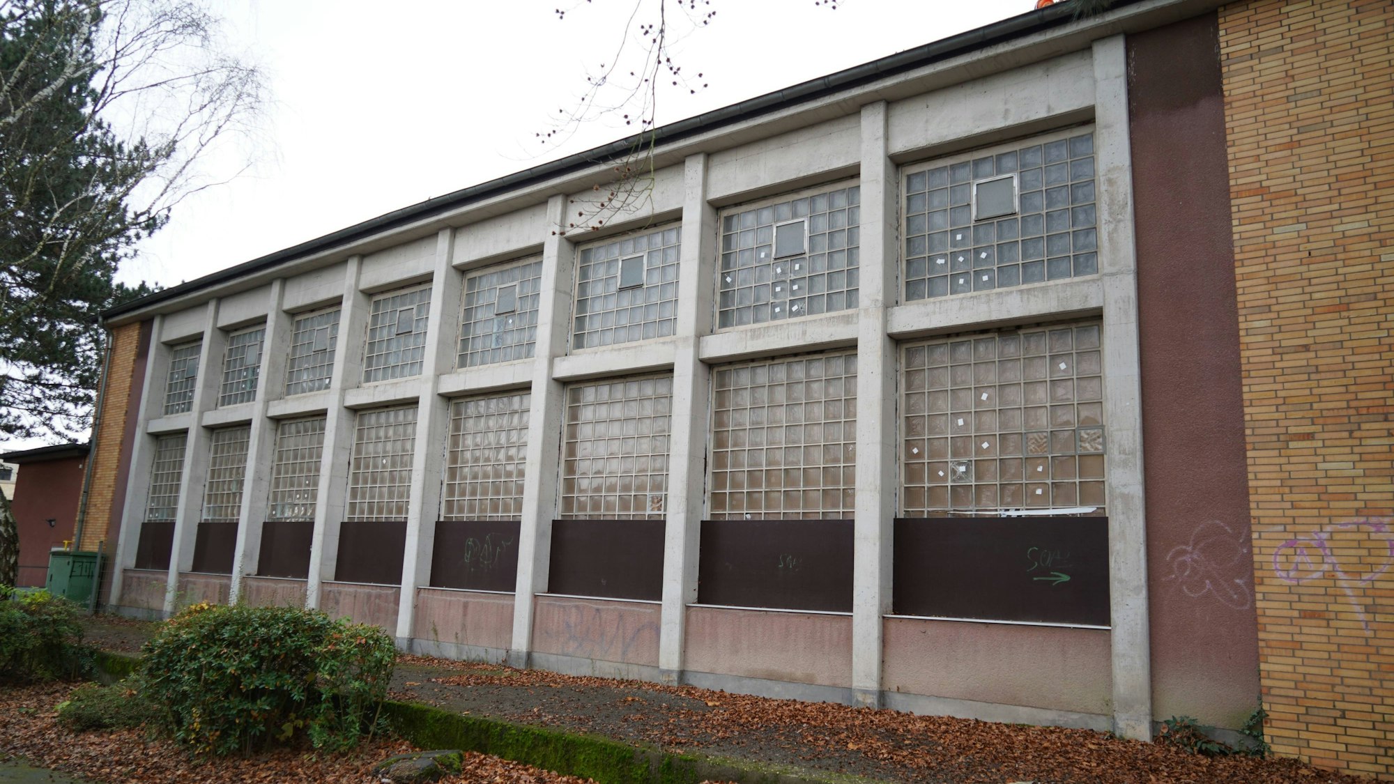 Auf dem Foto ist das Gebäude der Turnhalle der Johannes-Schule von außen zu sehen.