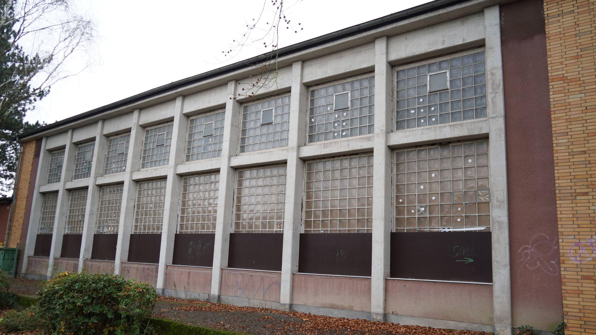 Auf dem Bild ist eine marode Turnhalle zu sehen.