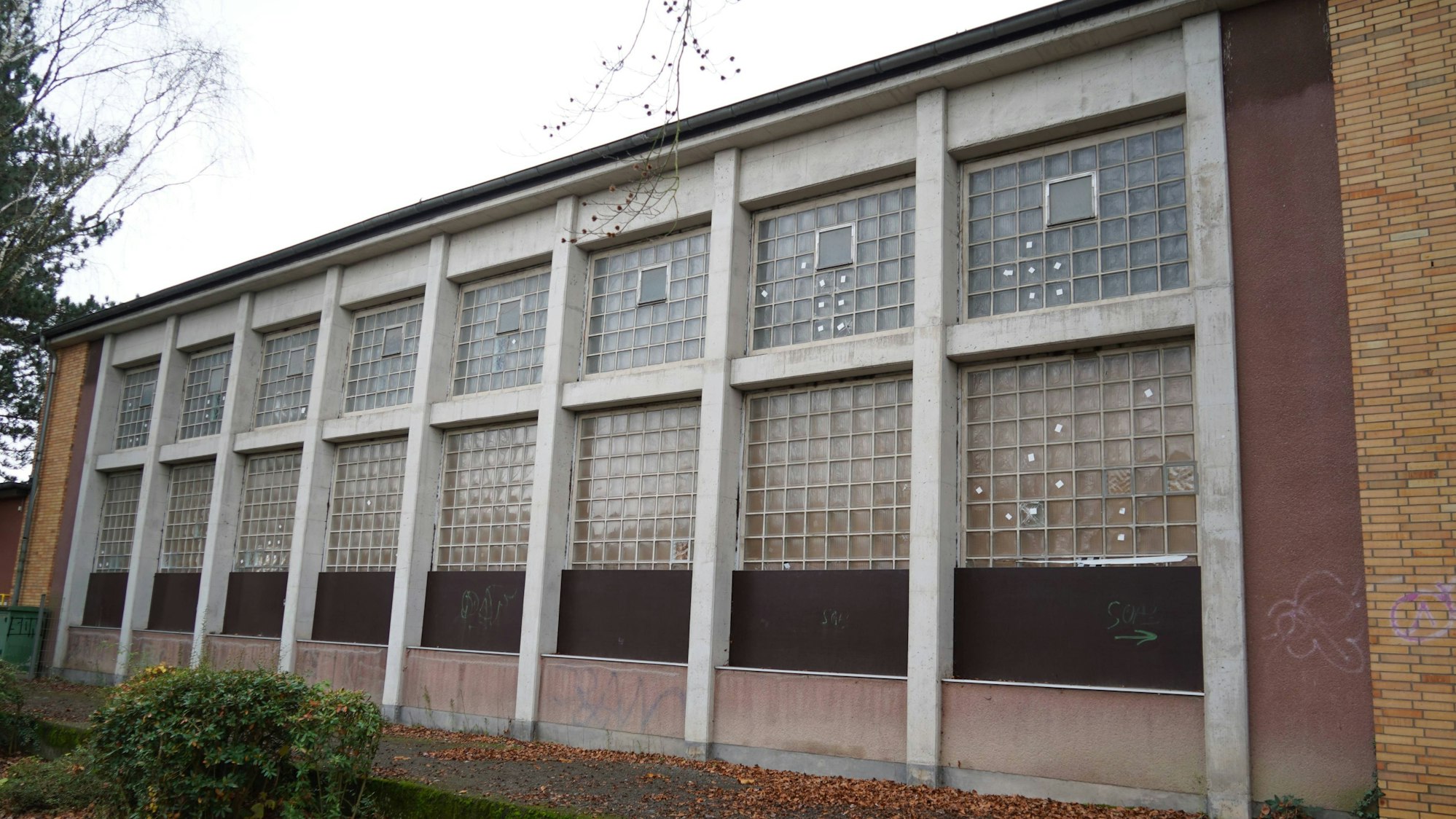 Auf dem Bild ist eine marode Turnhalle zu sehen.