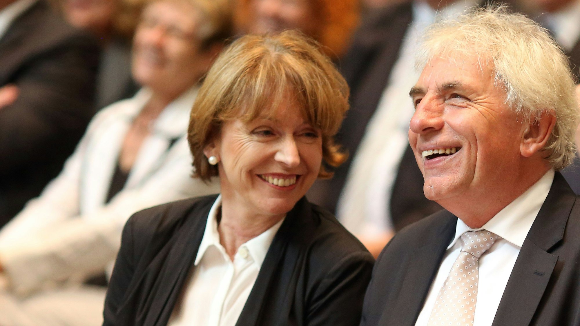 Die Kölner Oberbürgermeisterin Henriette Reker und ihr Vorgänger Jürgen Roters bei dessen Verabschiedung.