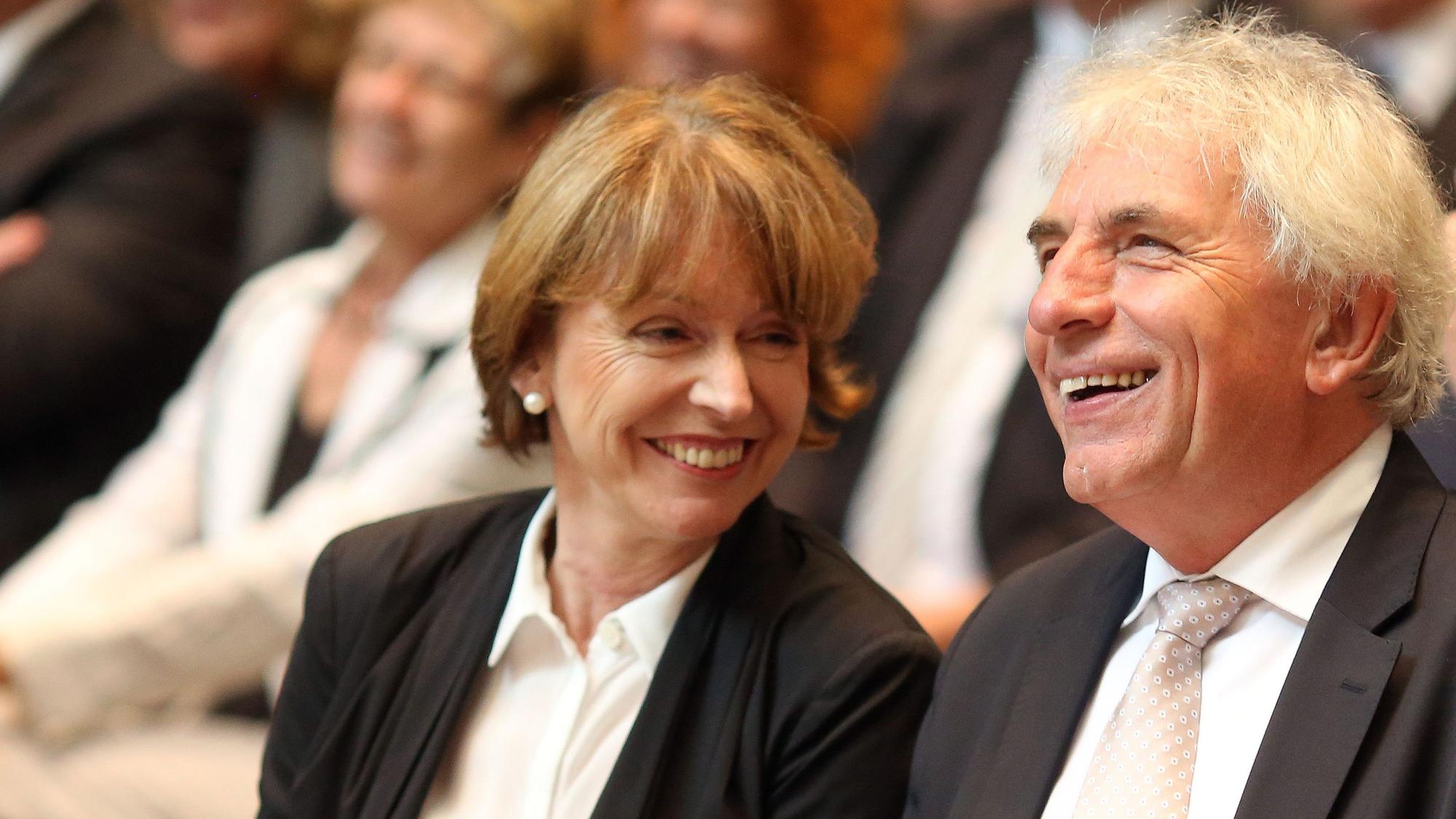 Die Kölner Oberbürgermeisterin Henriette Reker und ihr Vorgänger Jürgen Roters bei dessen Verabschiedung.