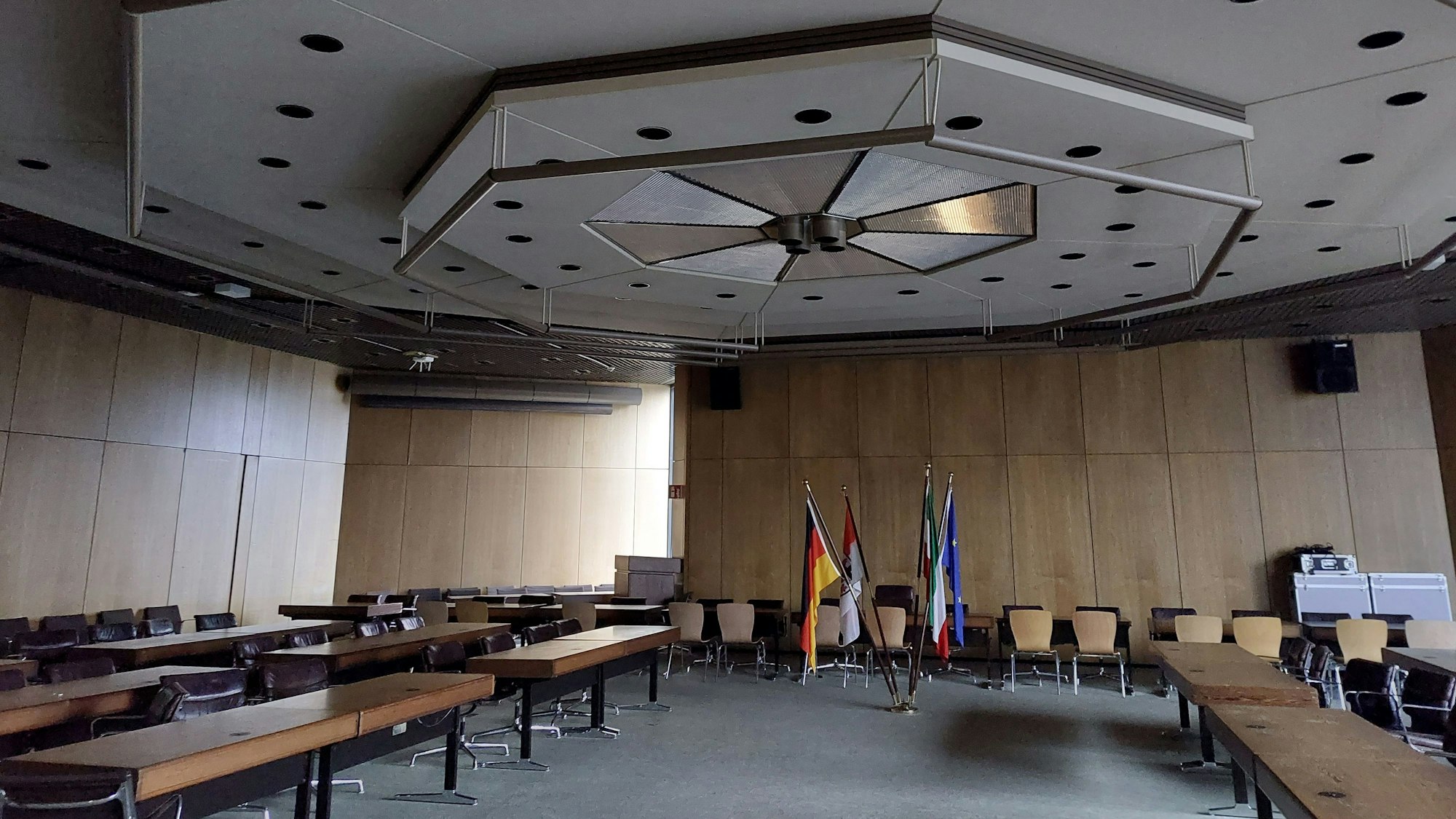 Ein Sitzungssaal mit hölzernen Wandverkleidungen.