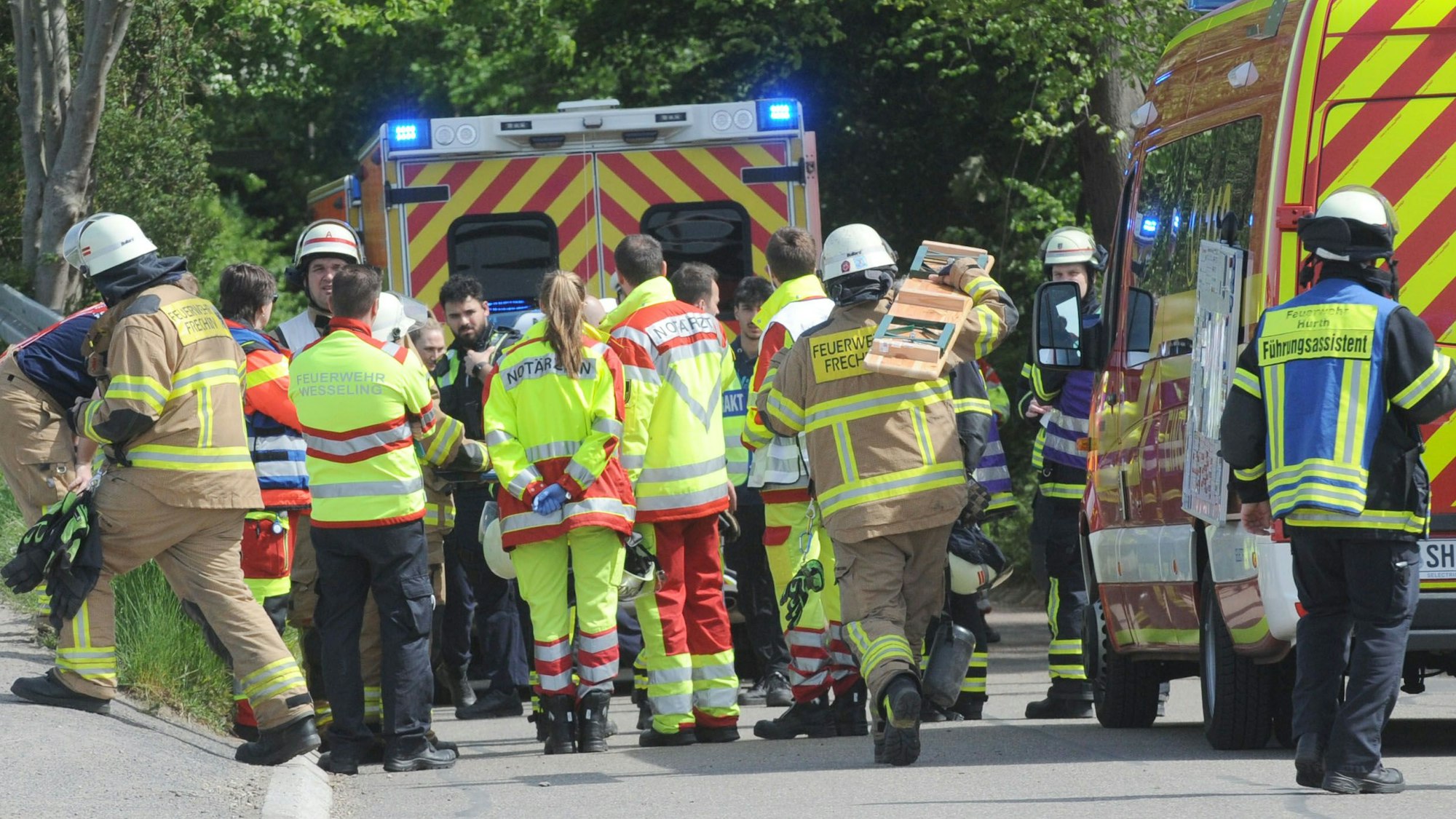 Das Bild zeigt mehrere Rettungskräfte an der Unglücksstelle.