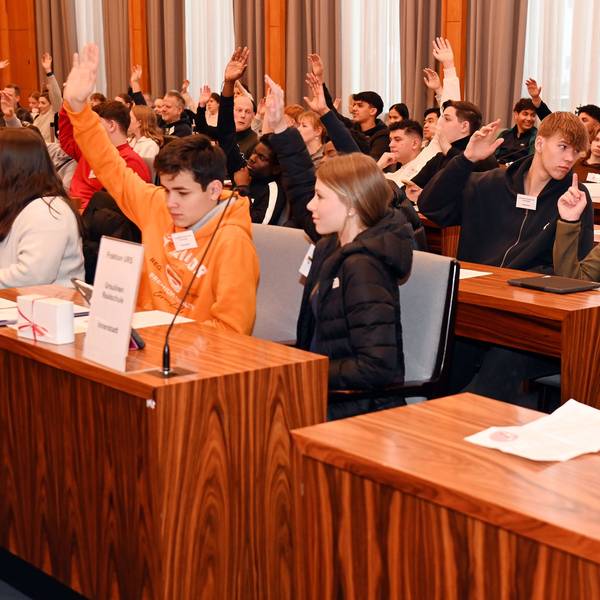 Schülerinnen und Schüler bei einer Abstimmung im Kölner Rathaus
