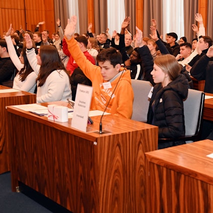 Schülerinnen und Schüler bei einer Abstimmung im Kölner Rathaus