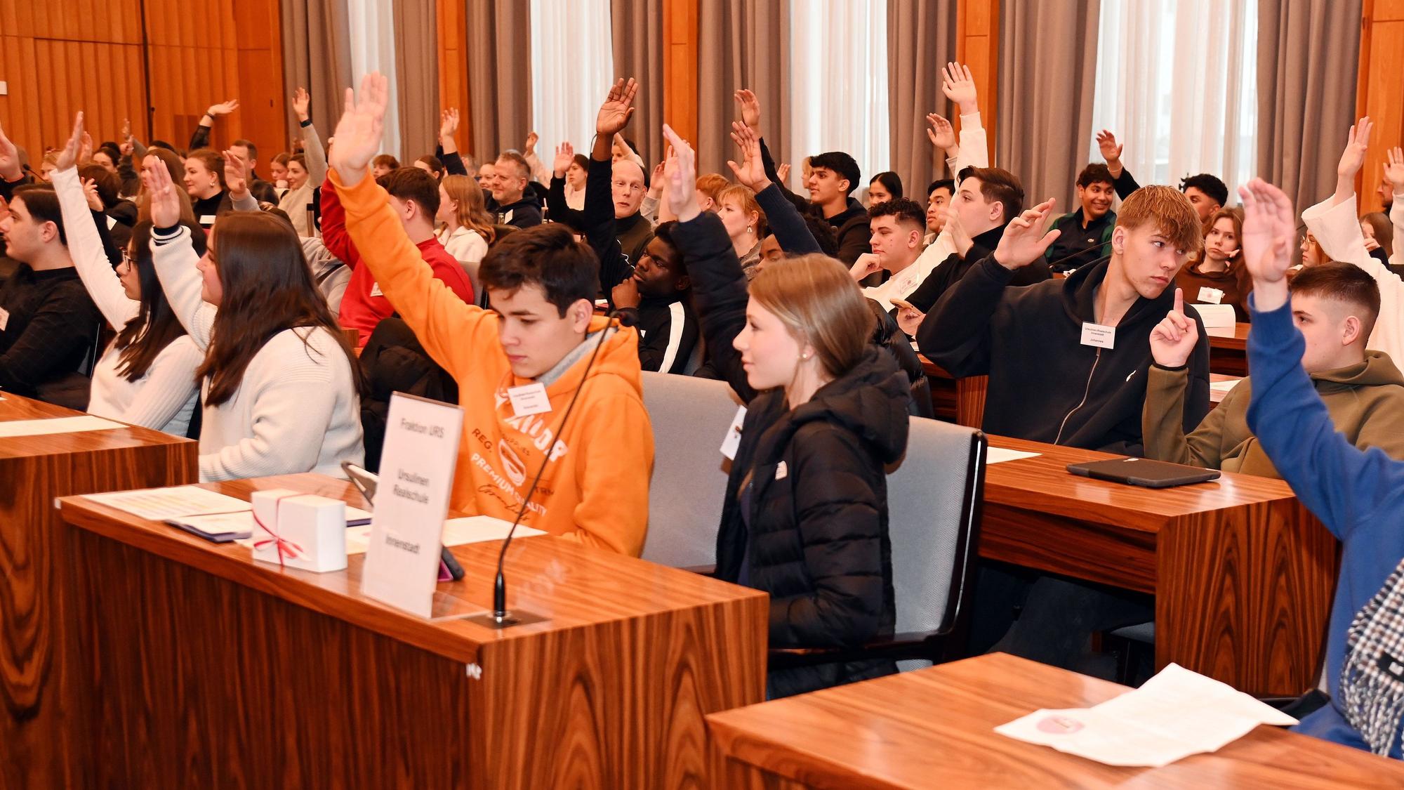 Schülerinnen und Schüler bei einer Abstimmung im Kölner Rathaus