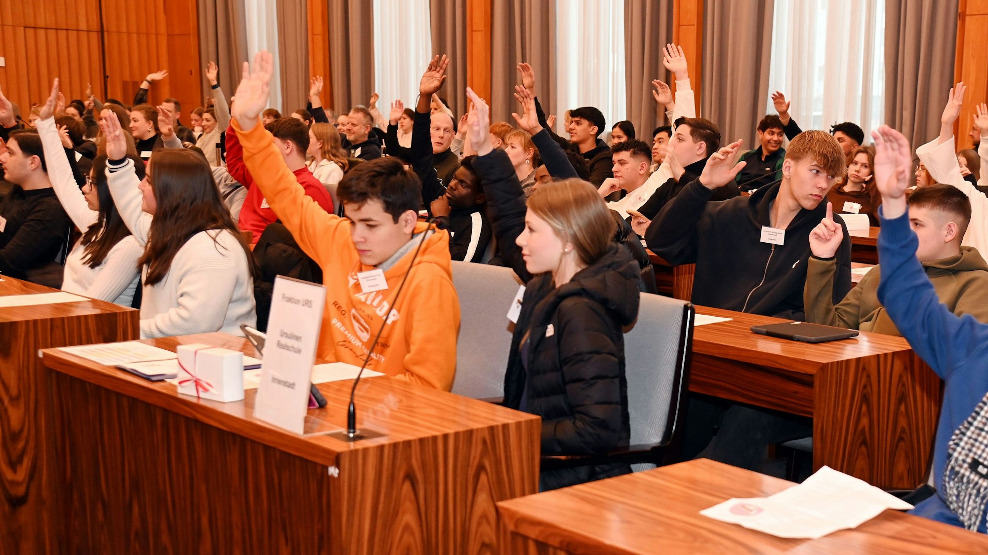 Schülerinnen und Schüler bei einer Abstimmung im Kölner Rathaus