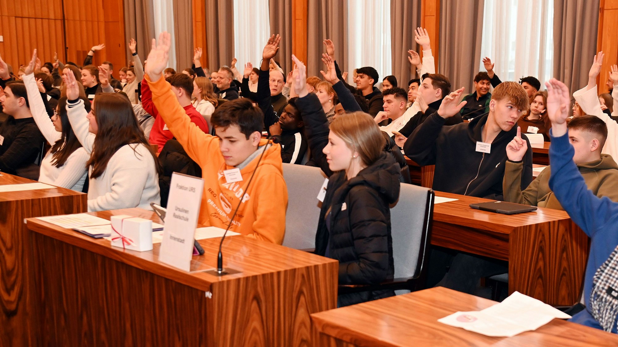 Schülerinnen und Schüler bei einer Abstimmung im Kölner Rathaus