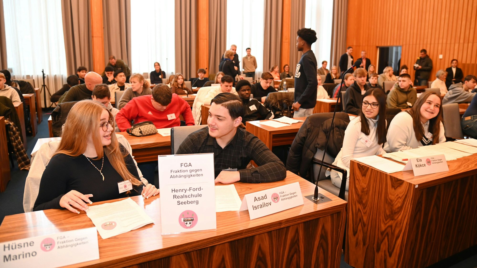 Schülerinnen und Schüler beim Tag der Jugend im Kölner Rathaus