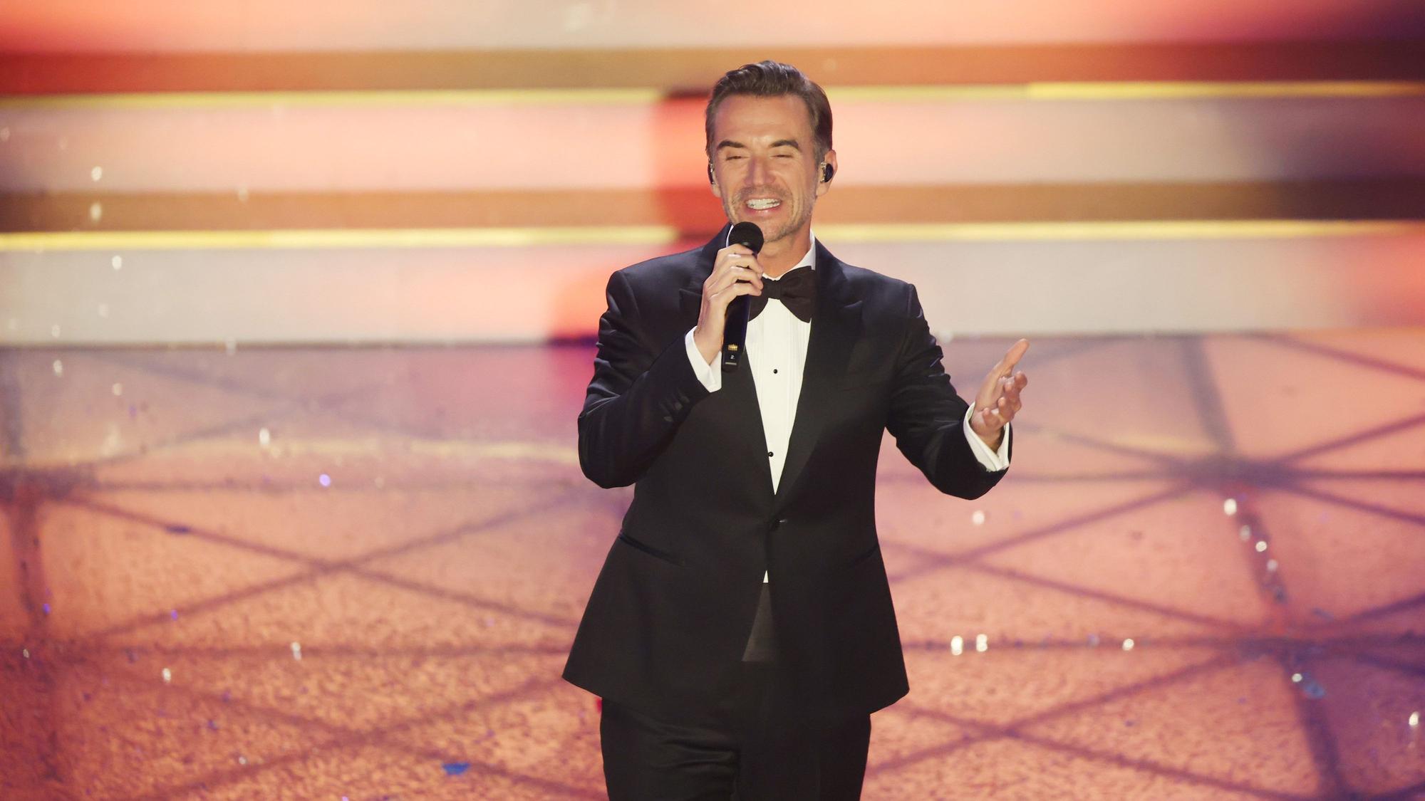 Moderator Florian Silbereisen singt bei der ARD-Livesendung „Das Adventsfest der 100.000 Lichter“ auf der Bühne.