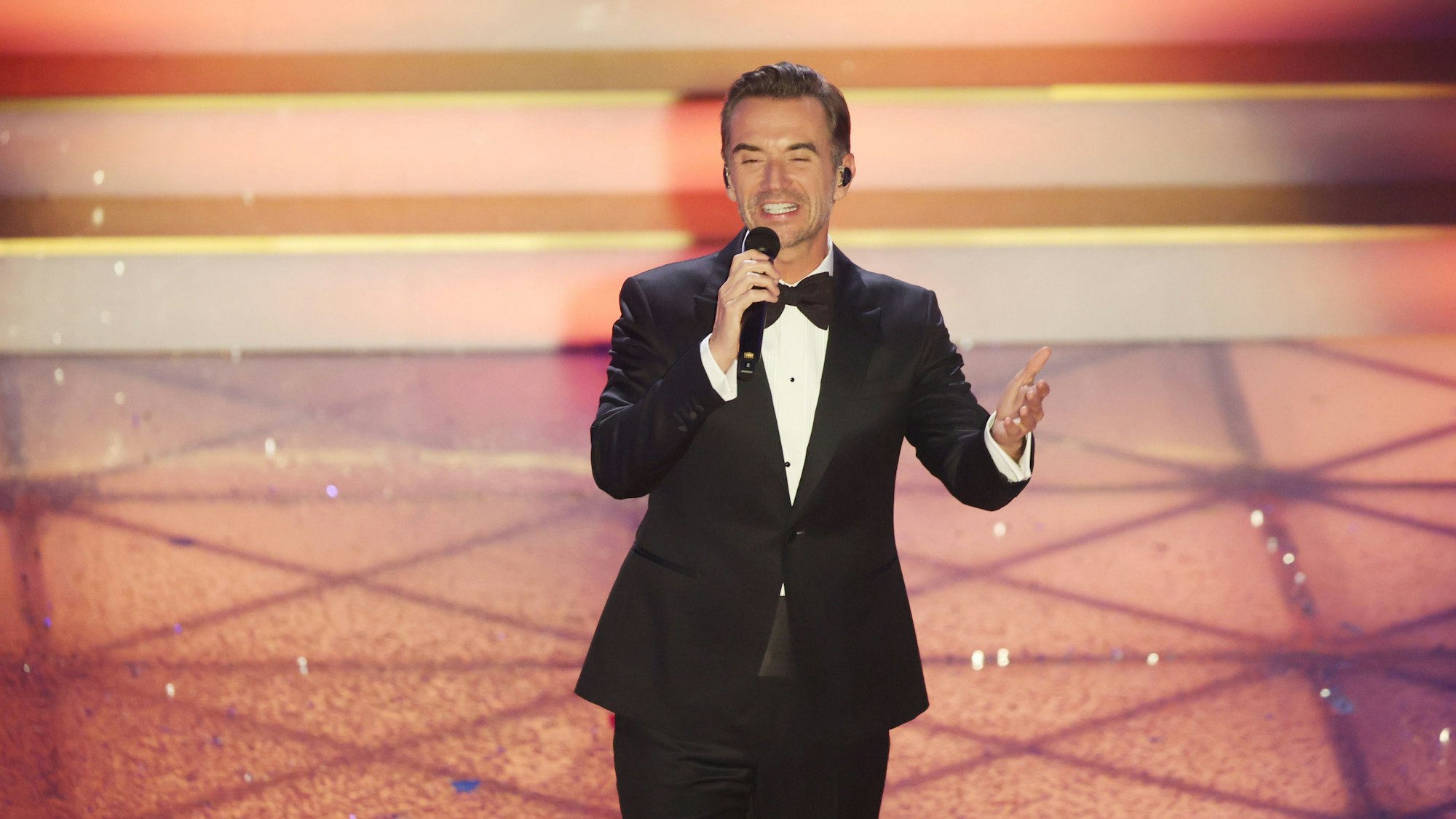 Moderator Florian Silbereisen singt bei der ARD-Livesendung „Das Adventsfest der 100.000 Lichter“ auf der Bühne.