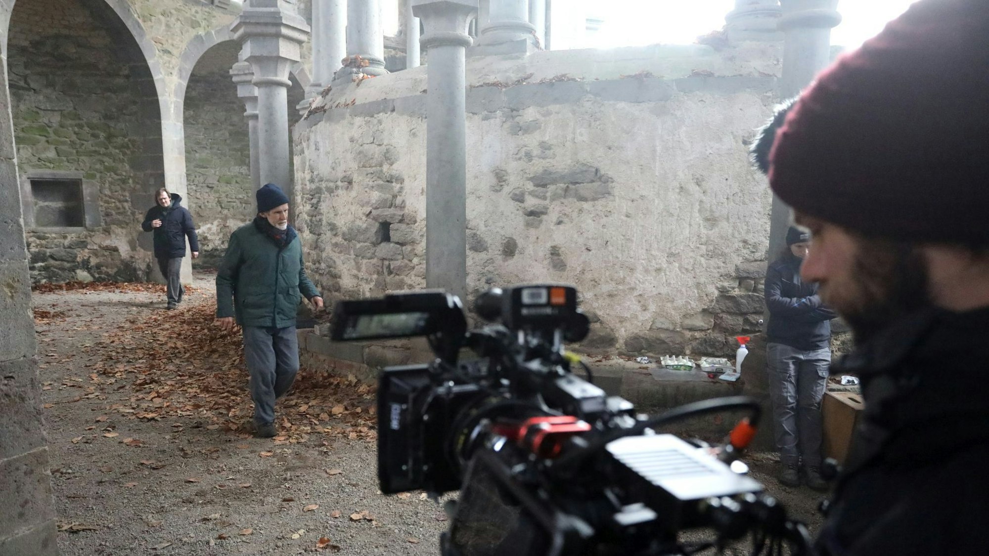 Ein Kameramann und Schauspieler in der Klosterruine