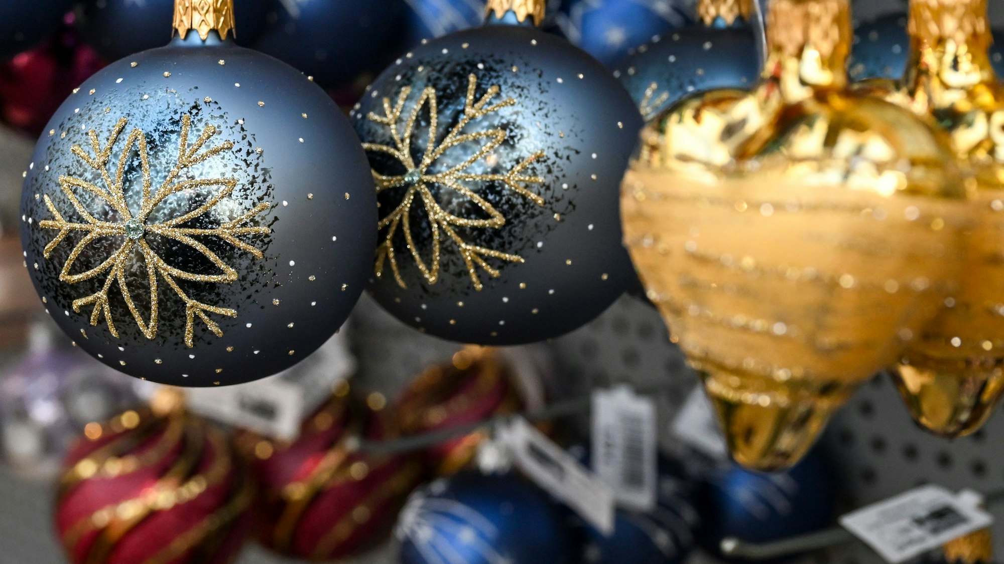 PRODUKTION - 25.11.2022, Brandenburg, Michendorf: Im Rosengut Langerwisch werden im Verkauf unter anderem Weihnachsbaumkugeln angeboten.