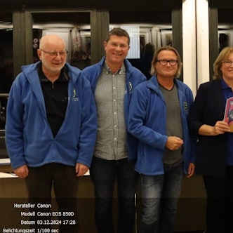 Zu sehen sind Vertreter des Vereins „Sindorf gestern und heute“ bei einer Ehrung.