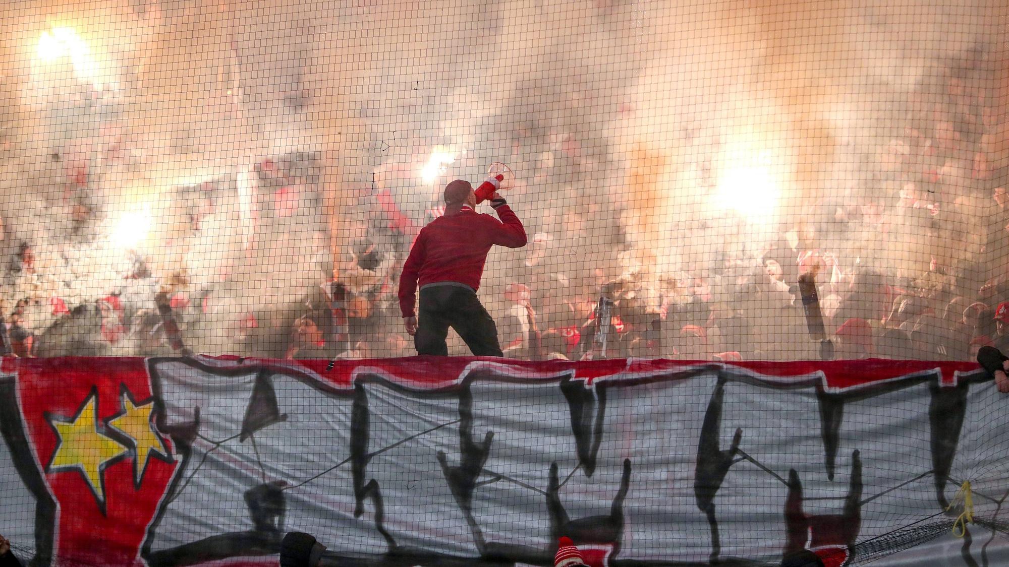 Das Feuerwerk auf der Südtribüne war offensichtlich von langer Hand geplant.