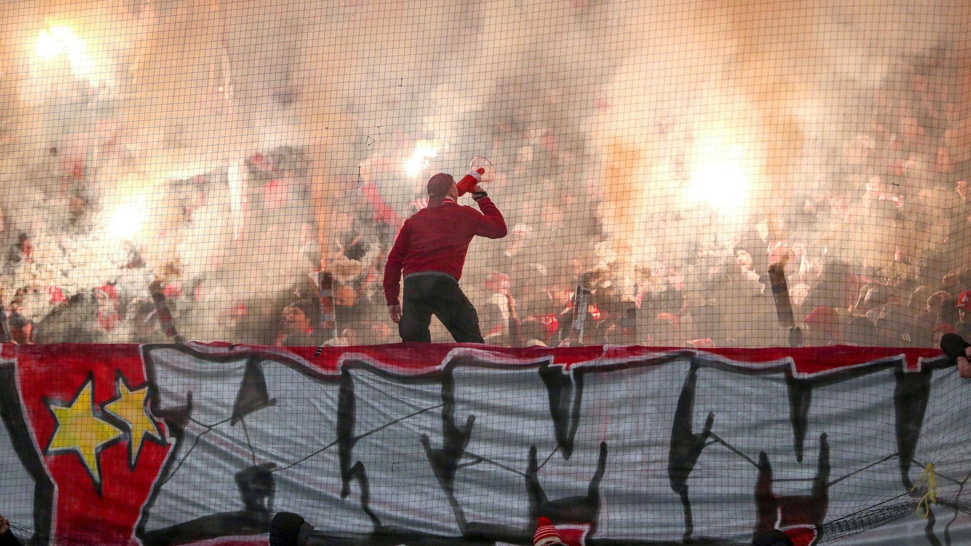 Das Feuerwerk auf der Südtribüne war offensichtlich von langer Hand geplant.