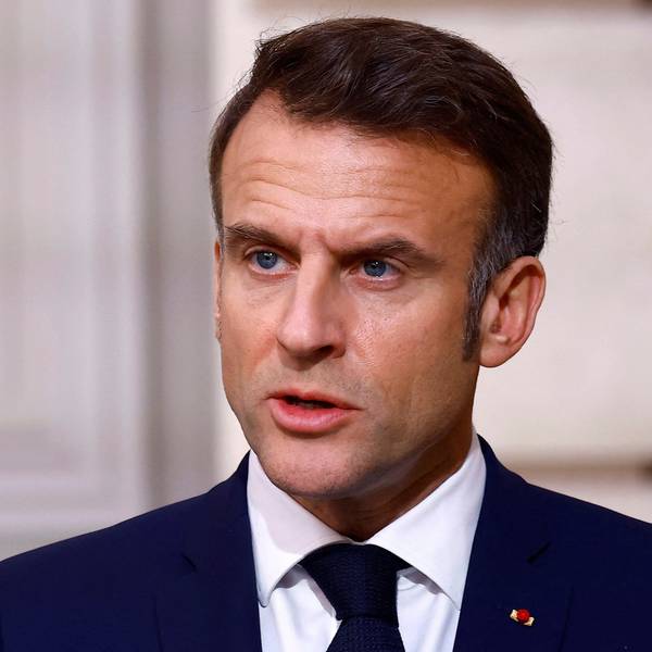 Der französische Präsident Emmanuel Macron gibt im Rahmen des zweitägigen Staatsbesuchs des nigerianischen Präsidenten Tinubu in Frankreich eine Erklärung ab.