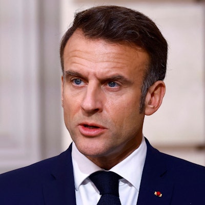 Der französische Präsident Emmanuel Macron gibt im Rahmen des zweitägigen Staatsbesuchs des nigerianischen Präsidenten Tinubu in Frankreich eine Erklärung ab.