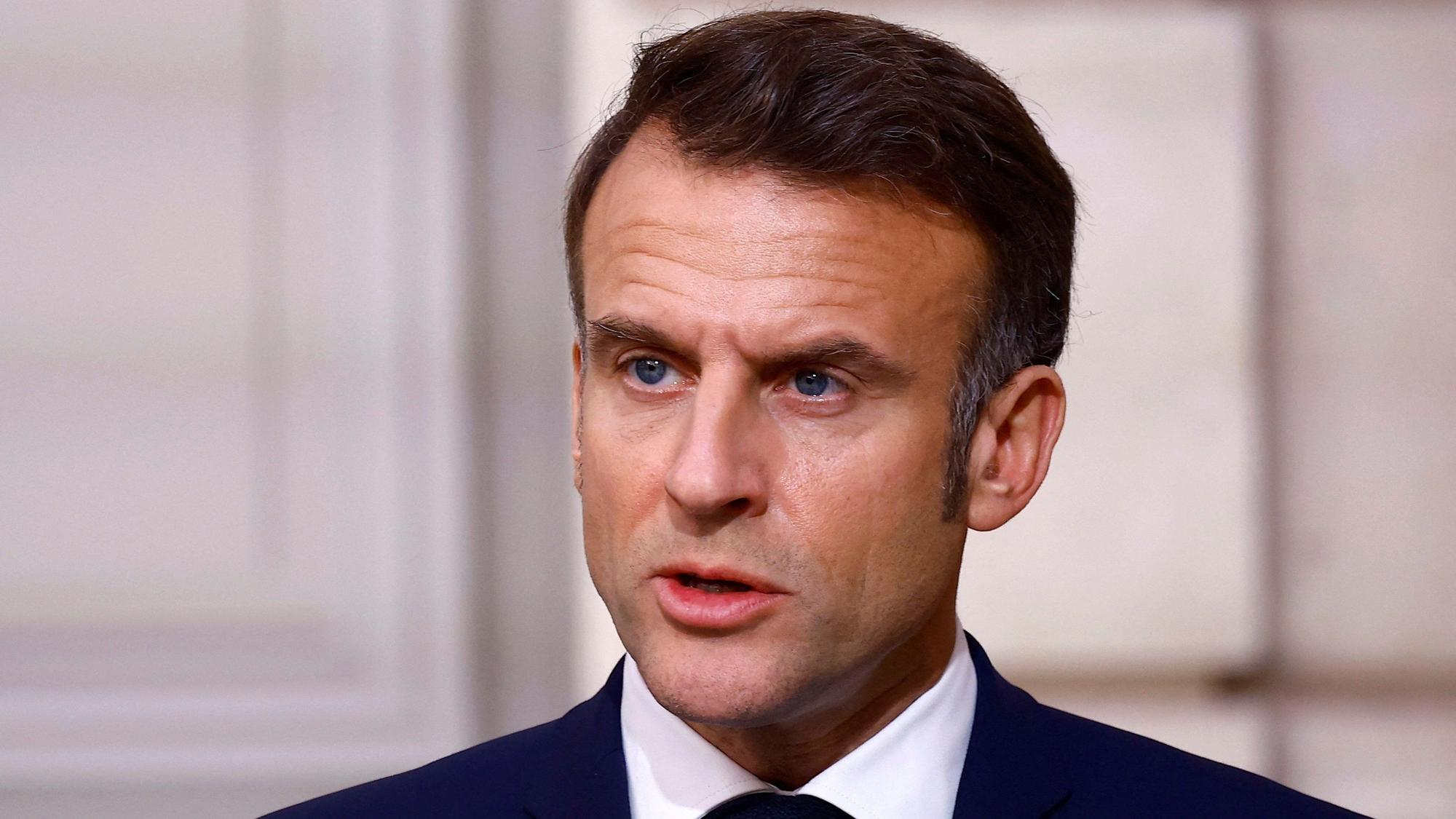 Der französische Präsident Emmanuel Macron gibt im Rahmen des zweitägigen Staatsbesuchs des nigerianischen Präsidenten Tinubu in Frankreich eine Erklärung ab.