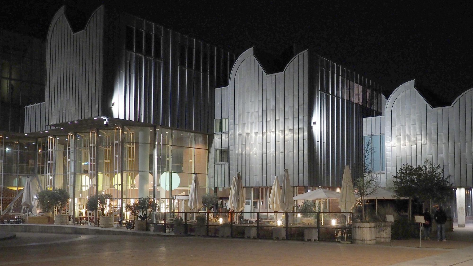 Der Heinrich-Böll-Platz mit Museum Ludwig und Café-Restaurant Ludwig im Museum.