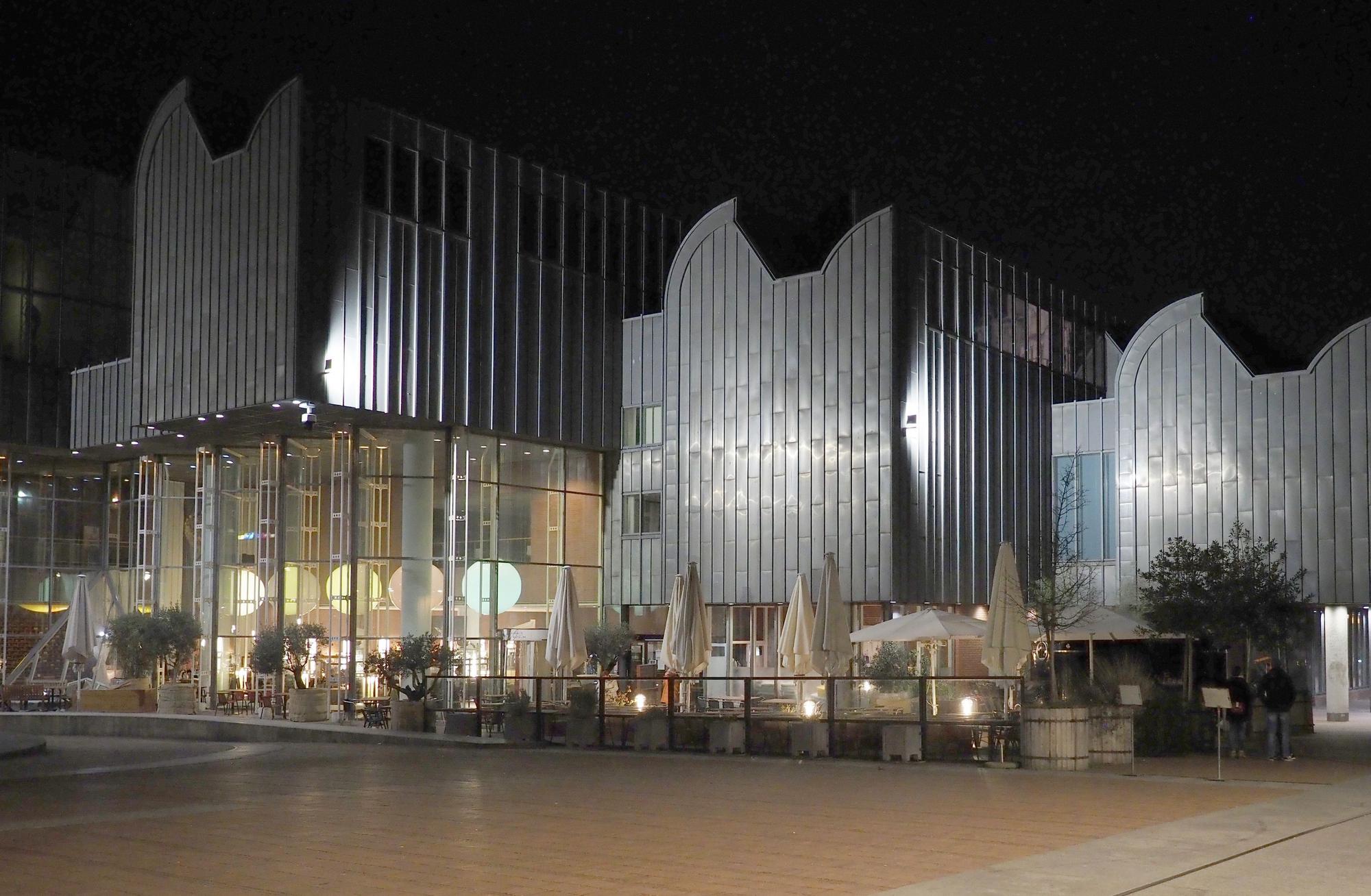 Der Heinrich-Böll-Platz mit Museum Ludwig und Café-Restaurant Ludwig im Museum.