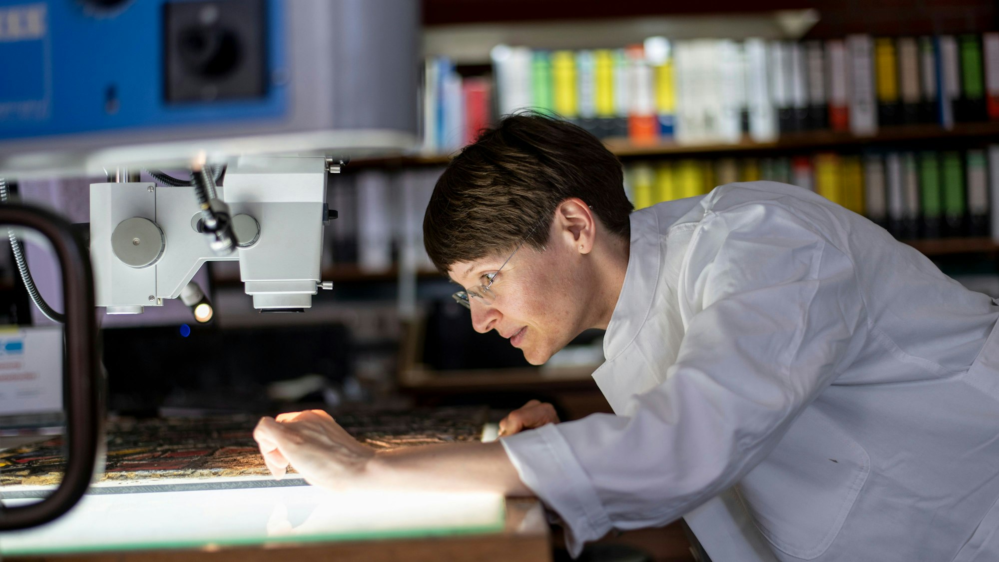 Katrin Wittstadt, Glasrestauratorin der Dombauhütte Köln, hat am Wiederaufbau von Notre-Dame in Paris mitgearbeitet.