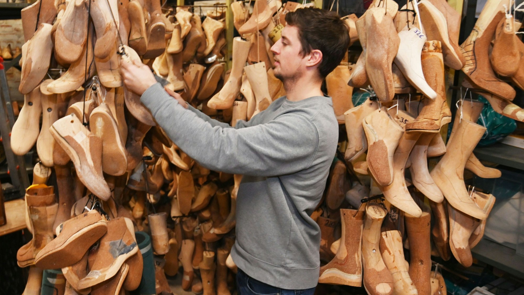 Lorenz-Stefan Lachmayr mit den Leisten, die für jede Kunden individuell angefertigt werden.