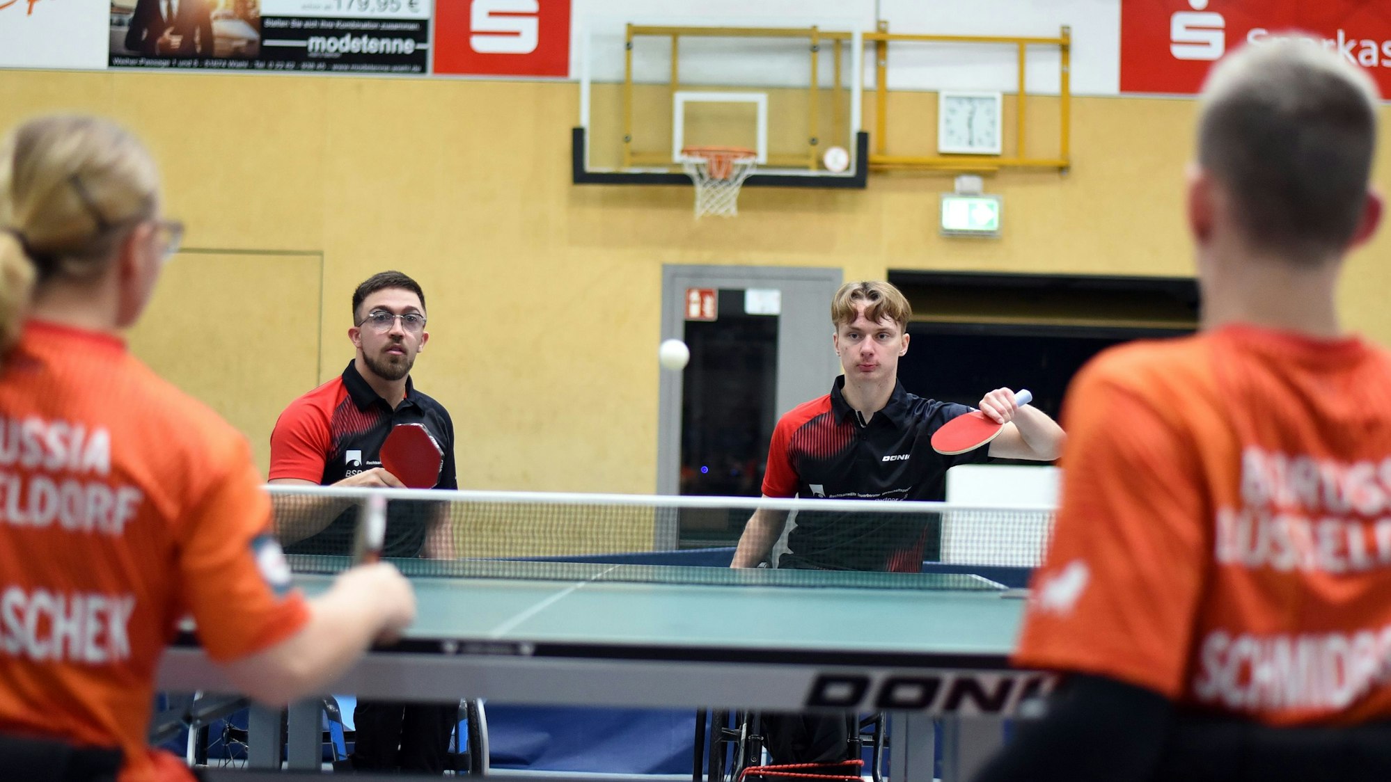 Spielszene aus dem Rollstuhl-Tischtennis