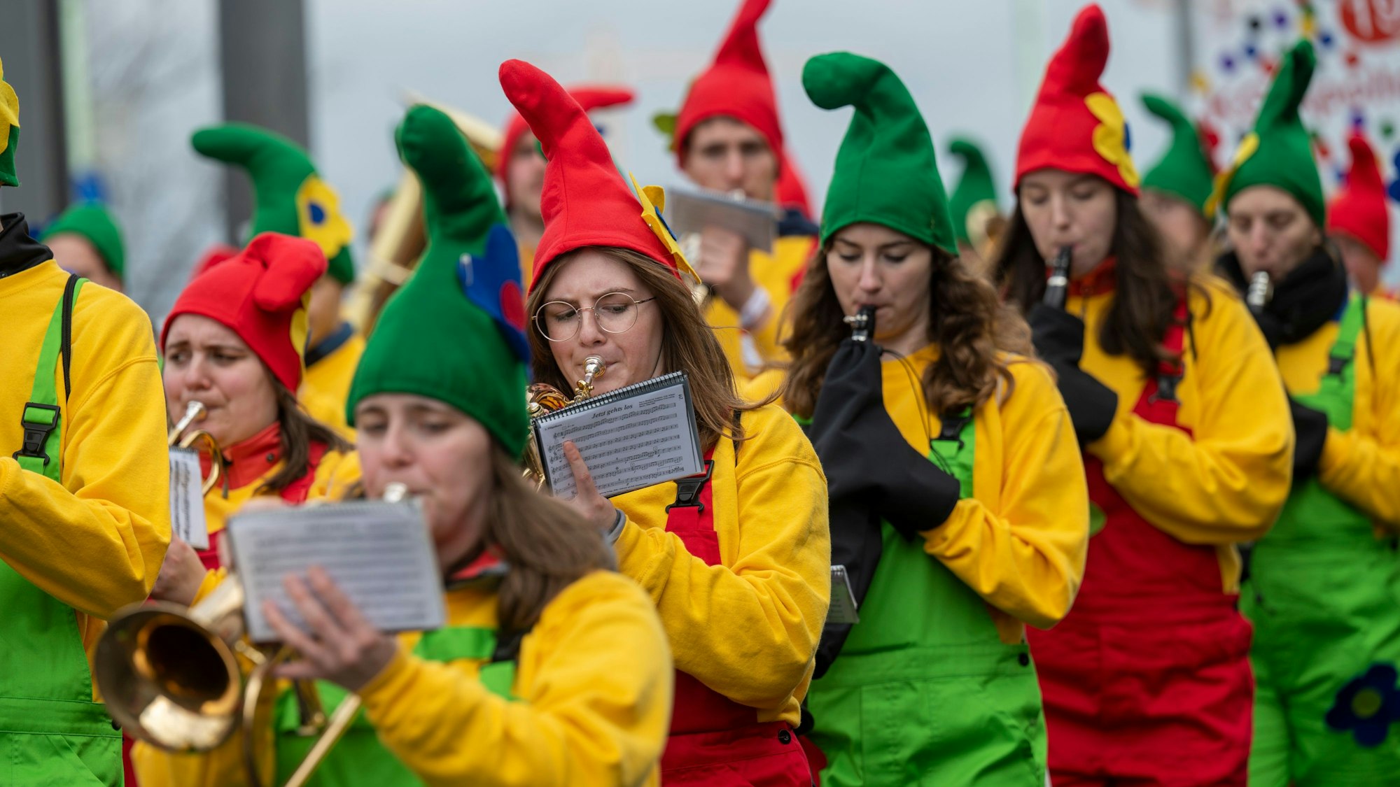 Eine Kapelle in den Schull- un Veedelszöch 2023: Die Kosten für die Freunde und Förderer des Kölnischen Brauchtums steigen stetig an.