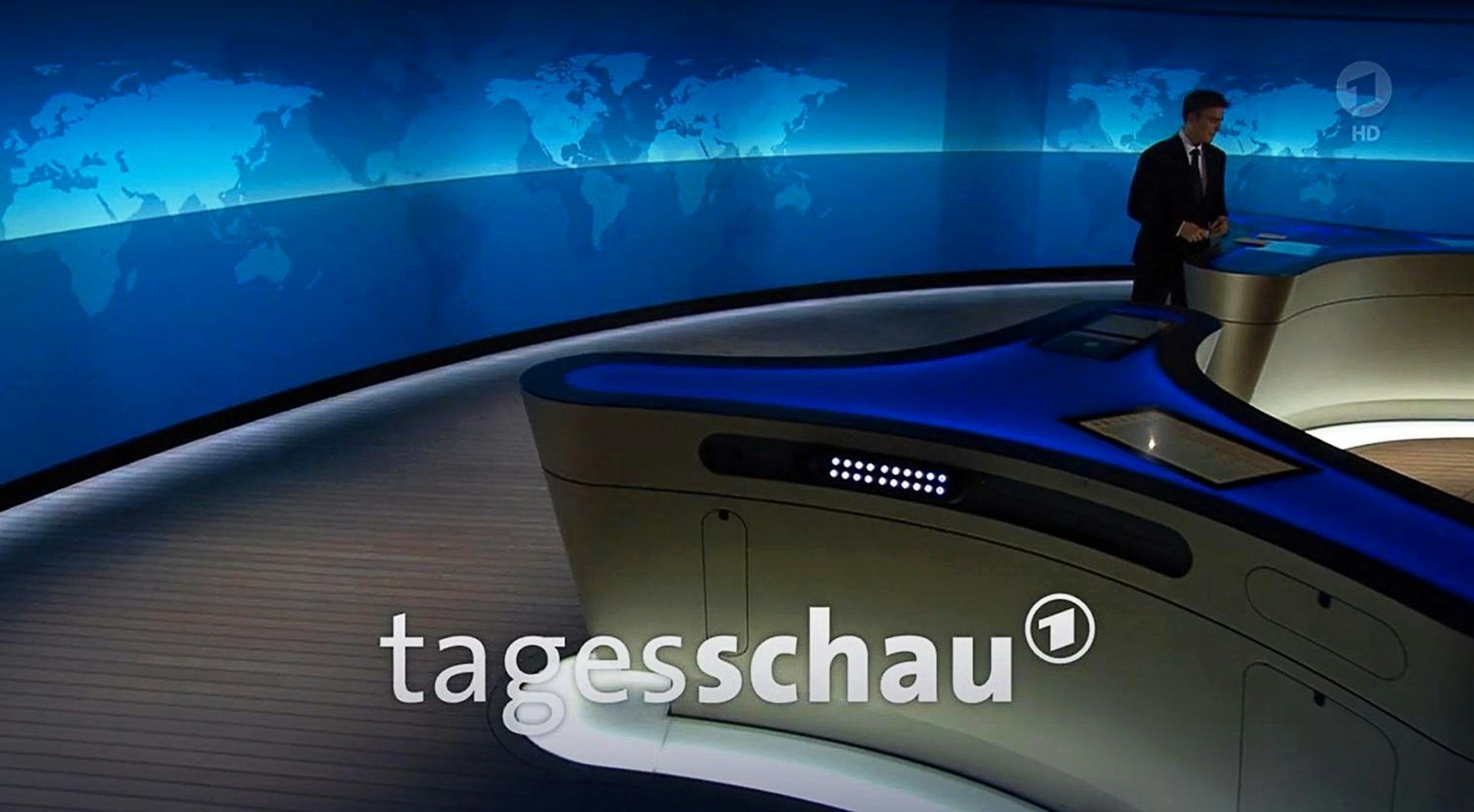 SCREENSHOT - 29.11.2024, NA, ---: Das Logo der ARD-Nachrichtensendung «Tagesschau» ist vor dem Studio zu sehen (Screenshot). Die «Tagesschau» konnte wegen eines technischen Absturzes am Morgen kurzzeitig keine Fotos und Schriften zeigen. (zu dpa: ««Tagesschau» sendet wegen Technik-Absturzes keine Fotos») Foto: -/ARD/dpa +++ dpa-Bildfunk +++