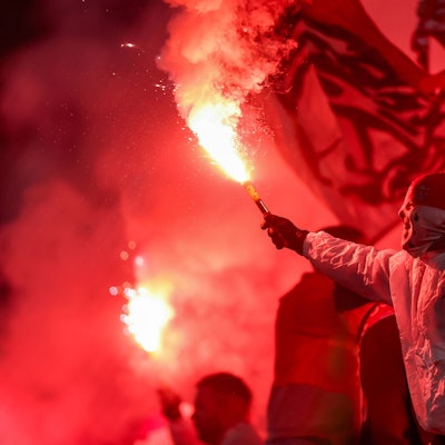 04.12.2024, Fußball, 1. FC Köln - Hertha BSC, Achtelfinale DFB-Pokal, RheinEnergieSTADION, Saison 2024 2025: Feature Symbolbild Symbolfoto Kölsche Ultras zünden Pyrotechnik DFB regulations prohibit any use of photographs as image sequences and or quasi-video. Nordrhein-Westfalen Deutschland *** 04 12 2024, Football, 1 FC Köln Hertha BSC, Round of 16 DFB Pokal, RheinEnergieSTADION, Season 2024 2025 Feature Symbol image Symbol photo Kölsche Ultras ignite pyrotechnics DFB regulations prohibit any use of photographs as image sequences and or quasi video Nordrhein Westfalen Germany