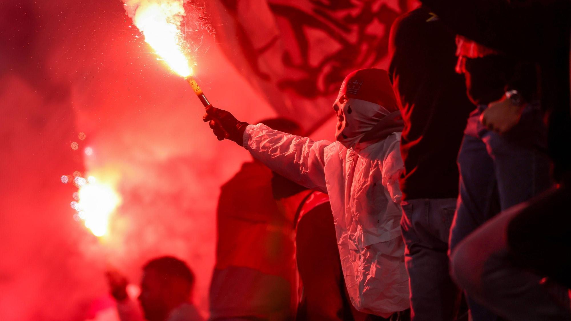 04.12.2024, Fußball, 1. FC Köln - Hertha BSC, Achtelfinale DFB-Pokal, RheinEnergieSTADION, Saison 2024 2025: Feature Symbolbild Symbolfoto Kölsche Ultras zünden Pyrotechnik DFB regulations prohibit any use of photographs as image sequences and or quasi-video. Nordrhein-Westfalen Deutschland *** 04 12 2024, Football, 1 FC Köln Hertha BSC, Round of 16 DFB Pokal, RheinEnergieSTADION, Season 2024 2025 Feature Symbol image Symbol photo Kölsche Ultras ignite pyrotechnics DFB regulations prohibit any use of photographs as image sequences and or quasi video Nordrhein Westfalen Germany