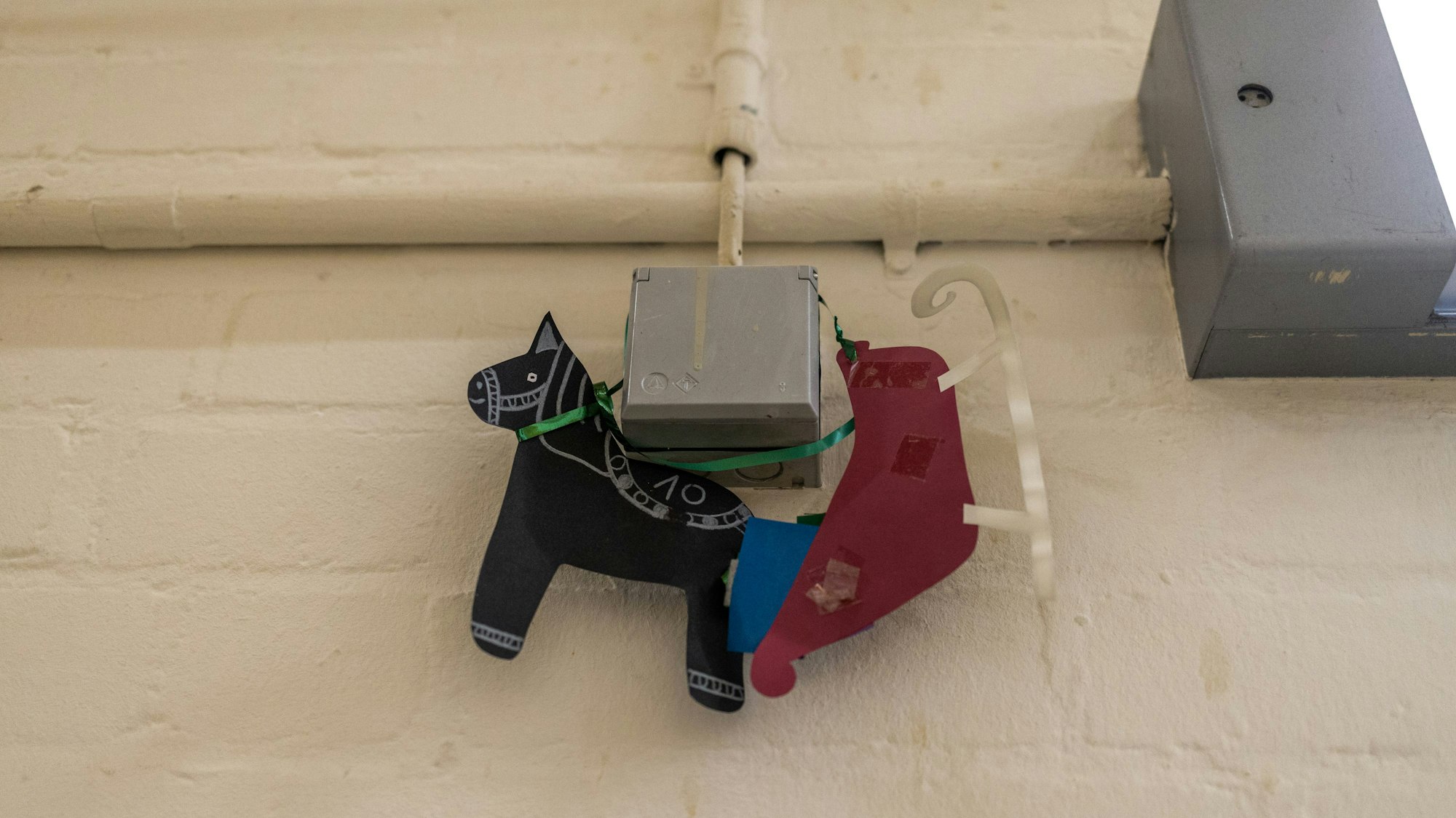 Gebastelte Weihnachtsdeko an der Wand.