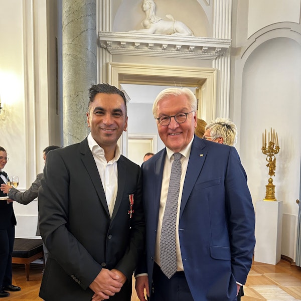 Zu sehen sind Fatih Türk (l.) und Bundespräsident Frank-Walter Steinmeier.