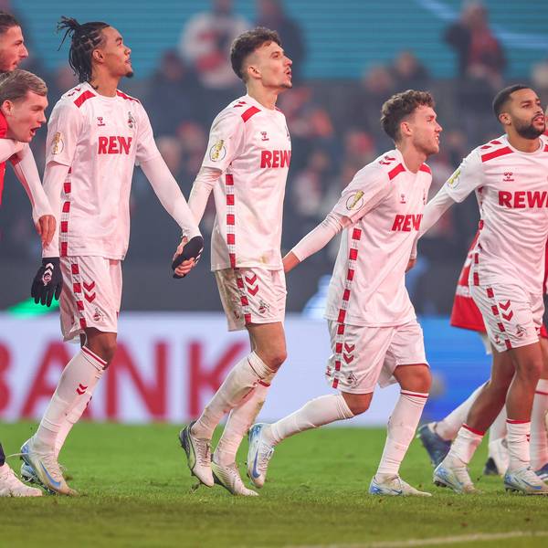 Die Kölner Mannschaft jubelt nach den Sieg gegen Hertha BSC und lässt sich von den Fans für das Weiterkommen ins Pokal-Viertelfinale feiern.