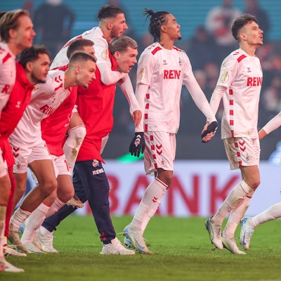 Die Kölner Mannschaft jubelt nach den Sieg gegen Hertha BSC und lässt sich von den Fans für das Weiterkommen ins Pokal-Viertelfinale feiern.