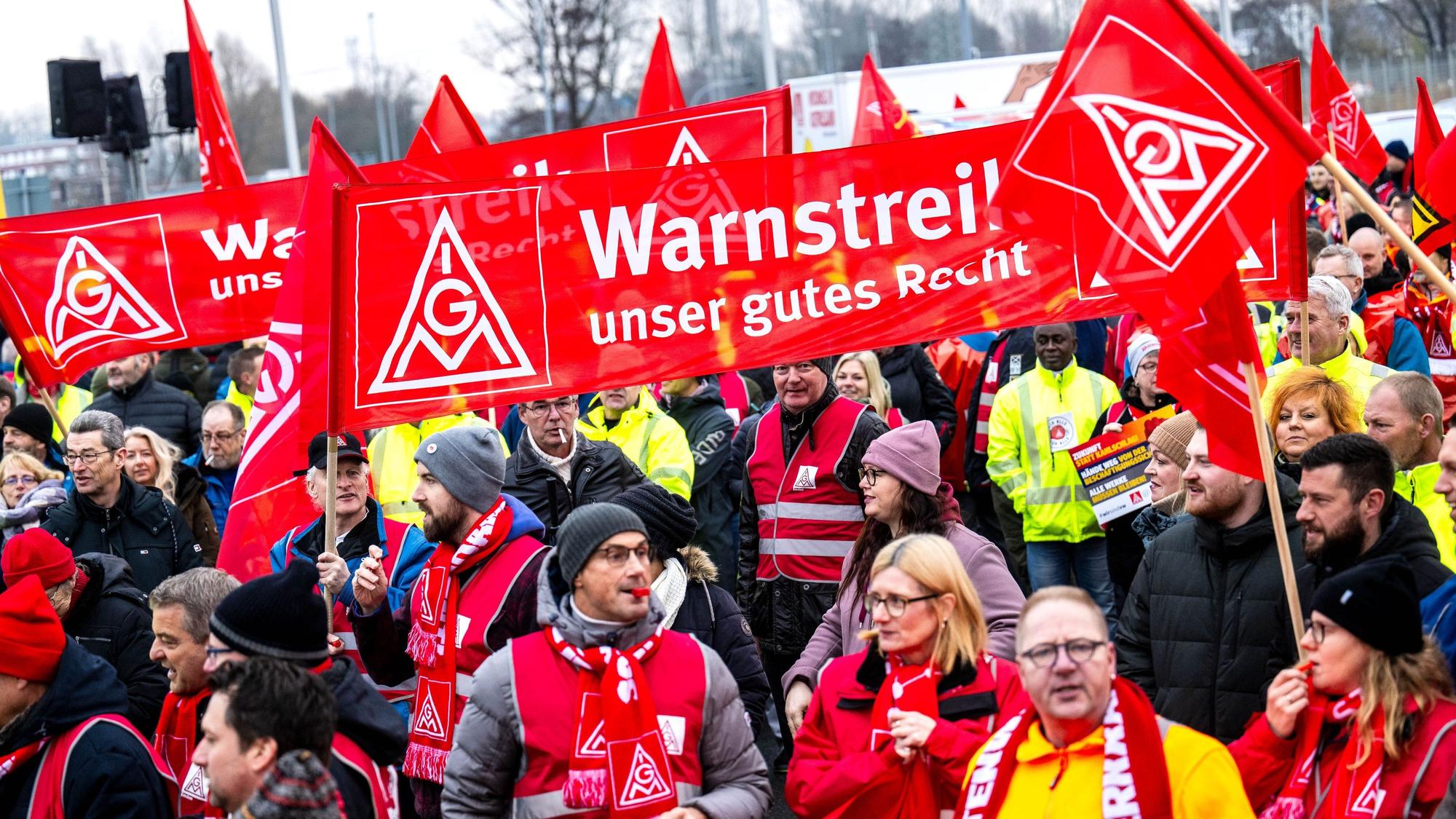 Streikende stehen vor dem Volkswagen-Werk Emden.