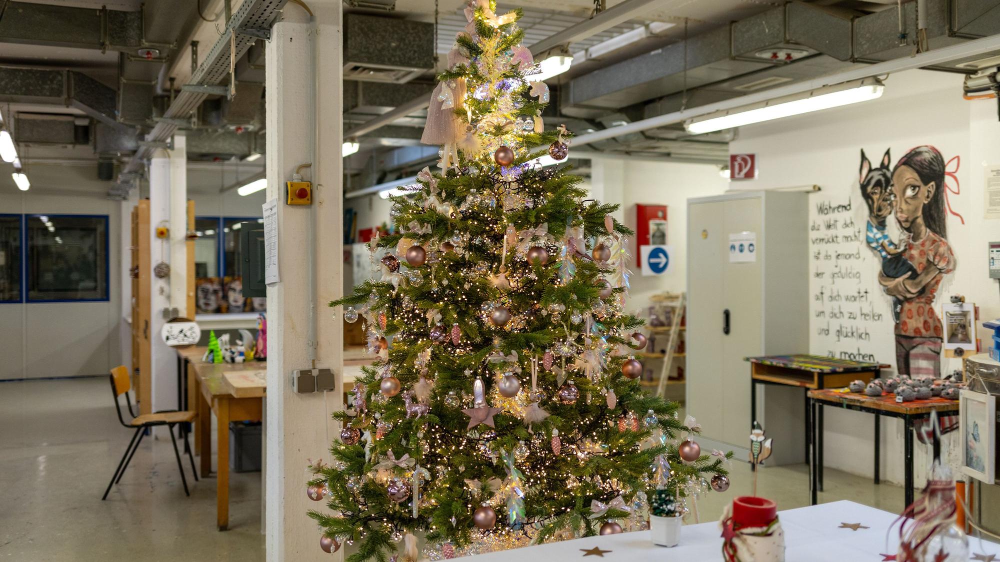 Ein reichlich geschmückter Weihnachtsbaum.