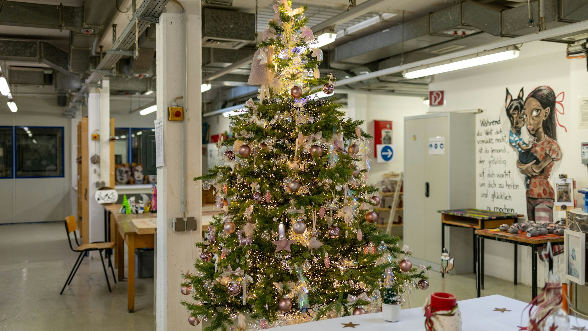 Ein reichlich geschmückter Weihnachtsbaum.