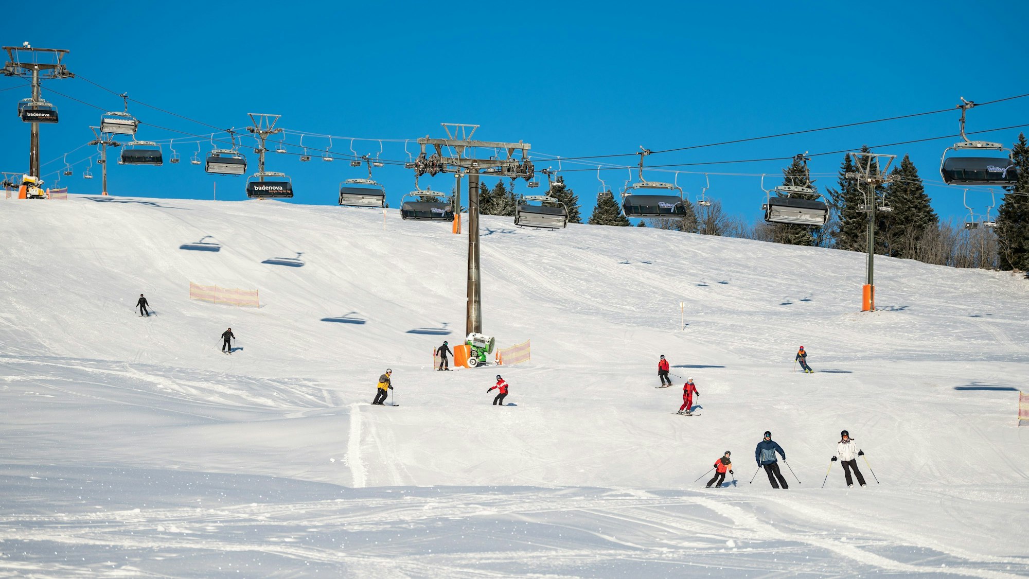 Skifahrer fahren den Feldberg hinab.