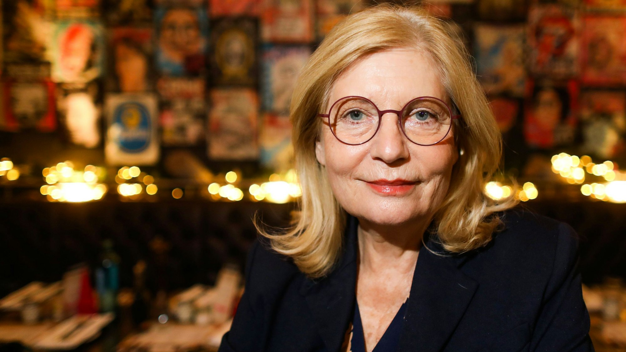 Sabine Postel schaut in die Kamera.