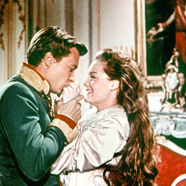 Franz Josef (Karlheinz Böhm) und Sissi (Romy Schneider) in einer Szene aus dem Film „Sissi, die junge Kaiserin“.