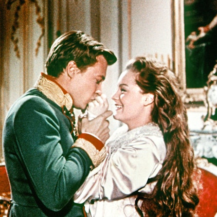 Franz Josef (Karlheinz Böhm) und Sissi (Romy Schneider) in einer Szene aus dem Film „Sissi, die junge Kaiserin“.