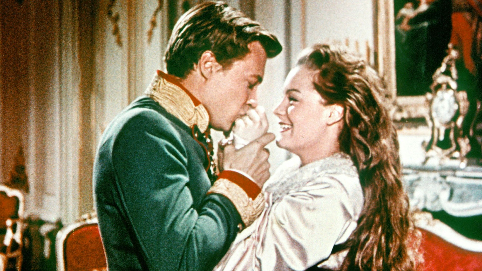 Franz Josef (Karlheinz Böhm) und Sissi (Romy Schneider) in einer Szene aus dem Film „Sissi, die junge Kaiserin“.