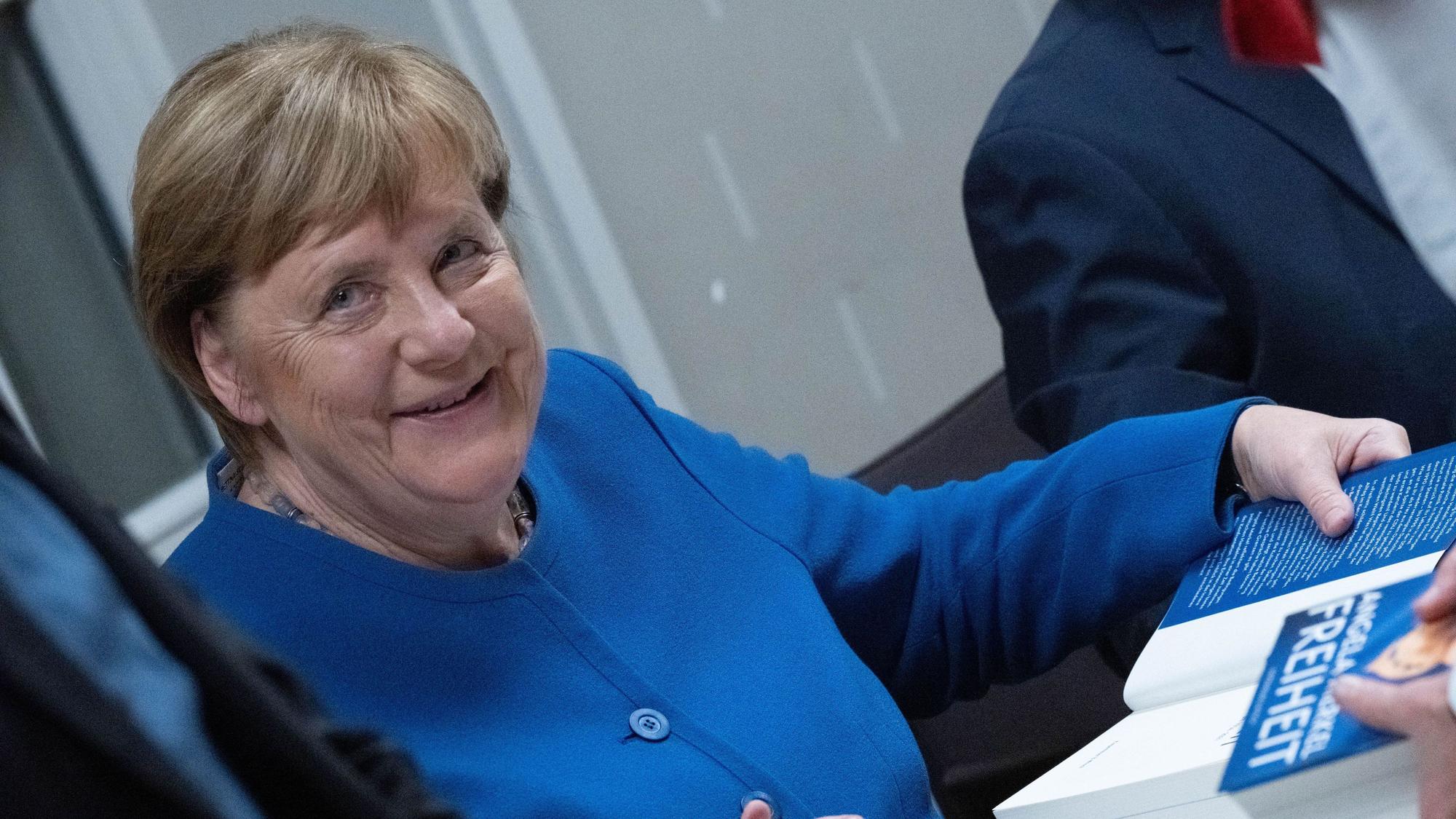 Ex-Kanzlerin Angela Merkel signiert ihr Buch „Freiheit“.