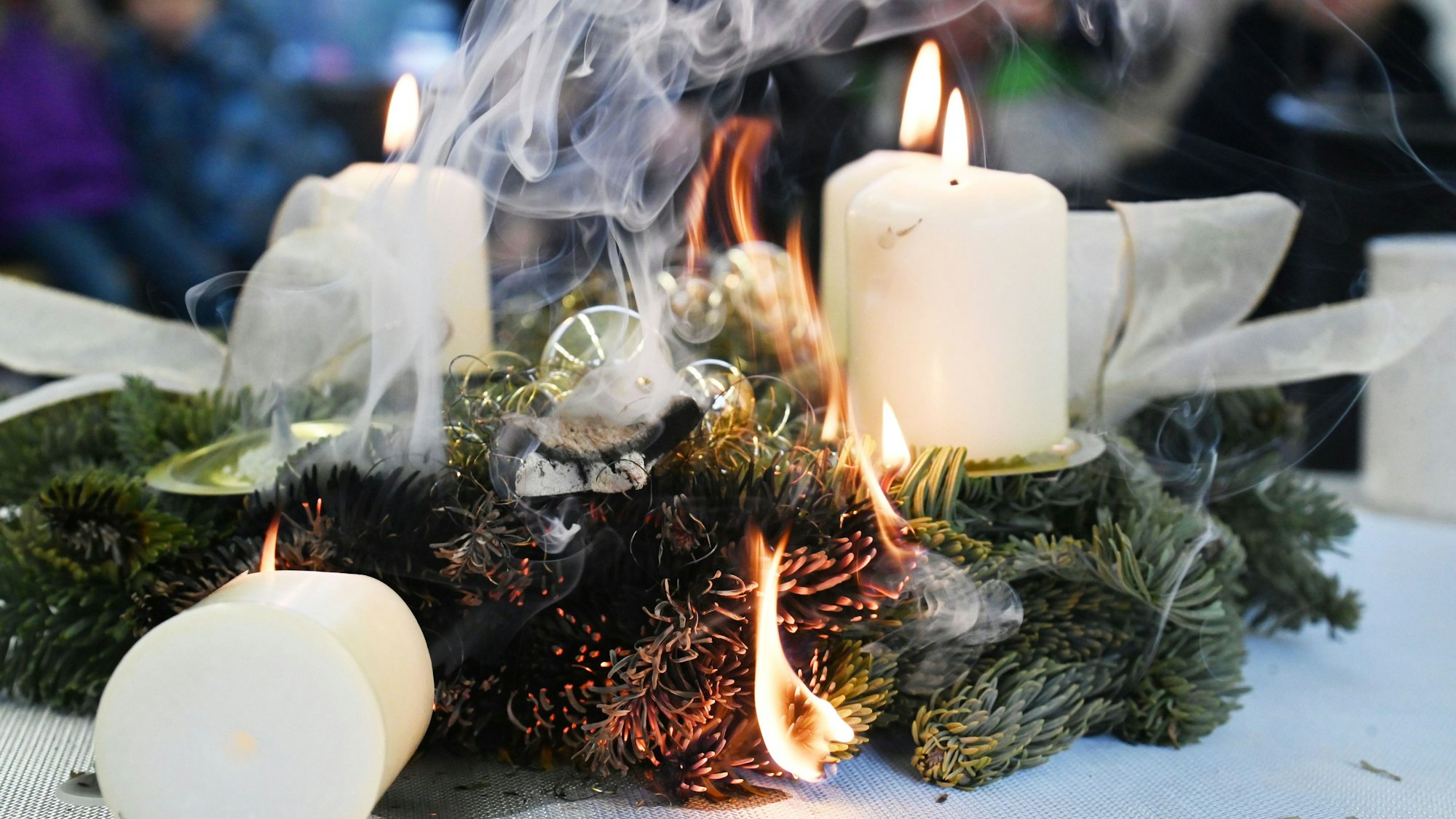 Ein Adventskranz fängt Feuer.